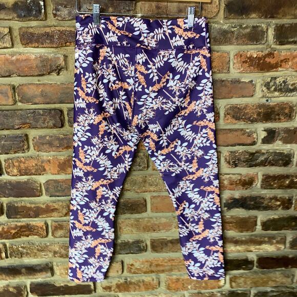 Fabletics Purple Floral Arcadia Define Powderhold Mid-Rise Capri Leggings Small - Picture 5 of 7